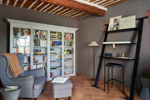 a living room with a book shelf filled with books at Château de Berne in Lorgues