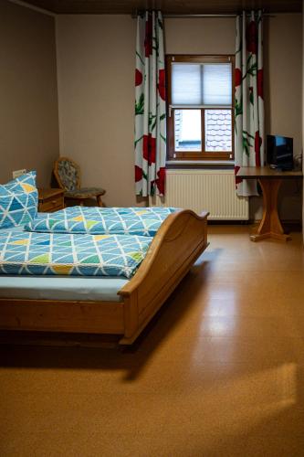 1 dormitorio con cama y ventana en Cafe Alte Backstubn, en Spalt
