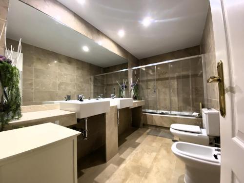 a bathroom with two sinks and two toilets at Appartement Hillside Suite in Mijas