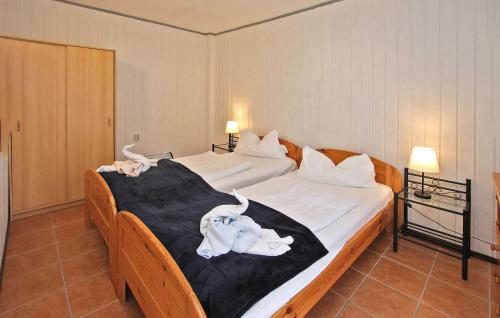 a bedroom with a bed with towels on it at Fh Blau in Warenthin