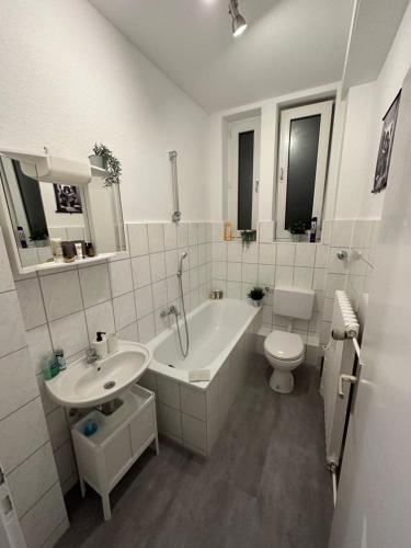 łazienka z wanną, toaletą i umywalką w obiekcie Apartment für Familien, Urlauber und Monteure w mieście Duisburg