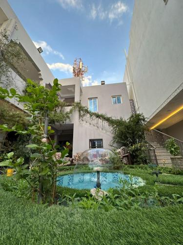 una casa con piscina en el patio en استراحة صيفيه بالهدا الطائف en Al Hada