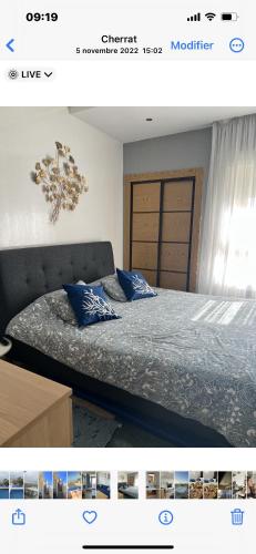 Un dormitorio con una cama con almohadas azules. en rooftop bouznika, en Sidi el Haj Bou Derbala