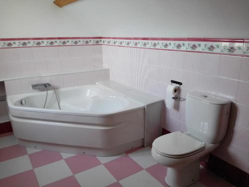 a bathroom with a toilet and a sink and a tub at Ático con vistas a la ciudad in Ontinyent