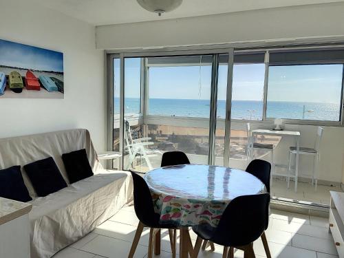 Photo de la galerie de l'établissement Appartement en bord de mer avec loggia, parking et Wi-Fi - FR-1-652-1, à Saint-Jean-de-Monts