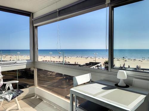 Photo de la galerie de l'établissement Appartement en bord de mer avec loggia, parking et Wi-Fi - FR-1-652-1, à Saint-Jean-de-Monts