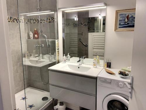 La salle de bains est pourvue d'un lavabo, d'une douche et d'un lave-linge. dans l'établissement Appartement Familial Proche Plage et Forêt avec Parking Privé - FR-1-652-4, à Saint-Hilaire-de-Riez