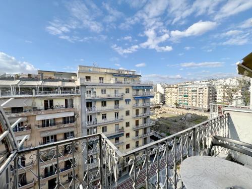 uma vista para a cidade a partir de uma varanda em #Retro pop culture apt by halu! em Tessalónica