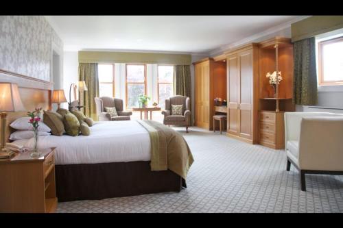 Кровать или кровати в номере Lochgreen House Hotel & Spa