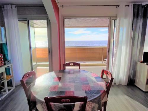 Photo de la galerie de l'établissement Appartement bord de mer avec balcon et parking - FR-1-652-28, à Saint-Jean-de-Monts