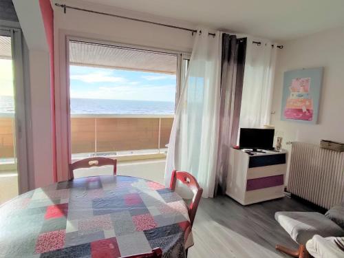 Posteľ alebo postele v izbe v ubytovaní Appartement bord de mer avec balcon et parking - FR-1-652-28