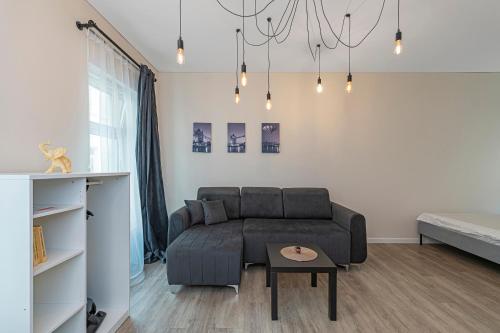 考纳斯Studio apartment Contrast By Polo Apartments的客厅里有一张沙发和一张桌子。