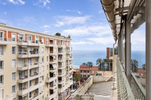 ein Gebäude mit Meerblick in der Unterkunft Studio Californie FSHH in Nizza