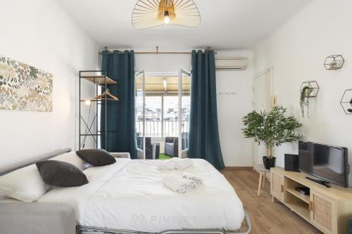 une chambre avec un grand lit et une télévision dans l'établissement Studio Californie FSHH, à Nice