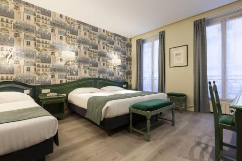 1 dormitorio con 2 camas y una pared cubierta de fotografías en Hotel du Pré en París