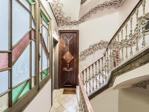 pasillo con puerta de madera y escaleras en Modern Villa in Eixample with Sea Near, en Barcelona
