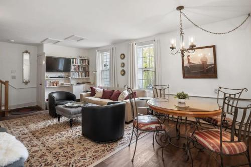 Χώρος καθιστικού στο Federal on Exeter Circa 1805 Sleeps 8