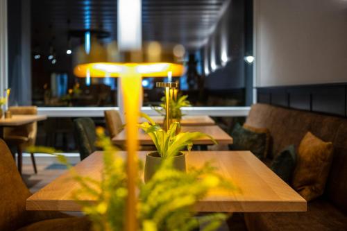 a table with a lamp on it in a restaurant at Uferdeck - Boutique Hotel in Traben-Trarbach