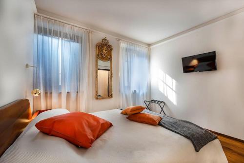 1 dormitorio con 1 cama con 2 almohadas en Italianflat - Duomo Deluxe en Verona
