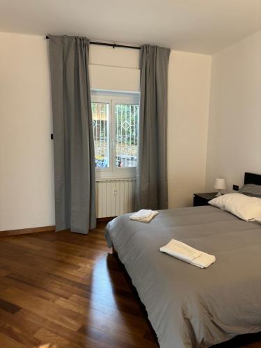 ein Schlafzimmer mit einem Bett mit zwei Handtüchern darauf in der Unterkunft Quarto Mare con giardino in Genua