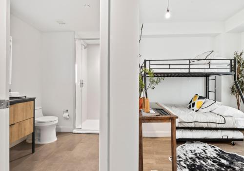 ein Schlafzimmer mit einem Etagenbett und einem Schreibtisch in der Unterkunft Boston Club Quarters by Orchard Group in Cambridge