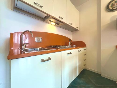 a kitchen with a sink and a stove at Capitol Apartments in Grado