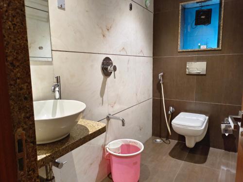 Ванна кімната в Hotel Express INN, Panvel