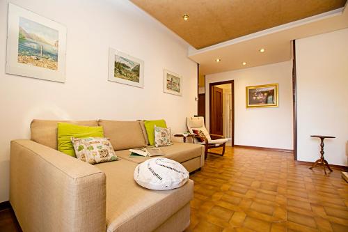 een woonkamer met een bank en een tafel bij Appartamento Verona For You - Happy Rentals in Verona