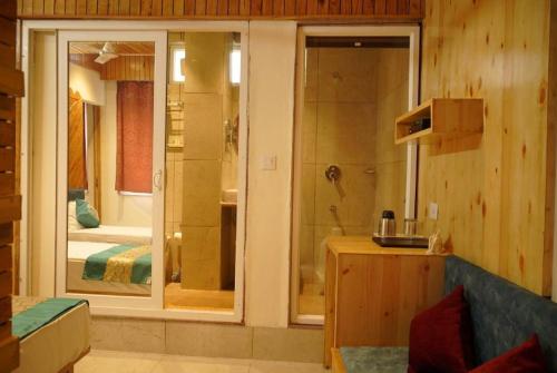 y baño con ducha, lavamanos y ducha. en Hotel Gandhi's Paradise, en Dharamshala