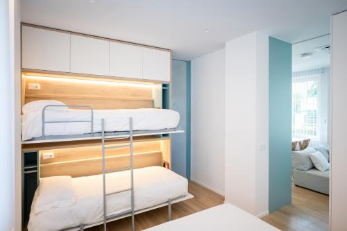 a bunk bed room with two bunk beds at Apartamentos Benicasim - La Casa Encendida in Benicàssim