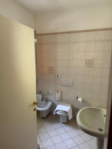a bathroom with a tub and a toilet and a sink at Hotel Culmine in Ardenno