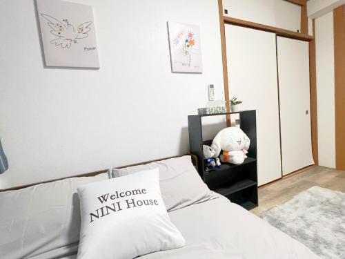 sypialnia z łóżkiem z poduszką w obiekcie 高田馬場駅4分4人可303 w Tokio