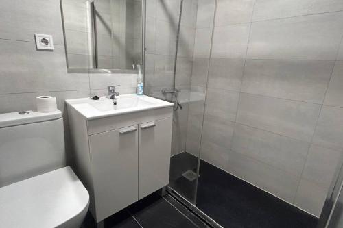 ein Badezimmer mit Toilette, Waschbecken und Dusche in der Unterkunft Meta Habitat Ramon Lujan A in Madrid