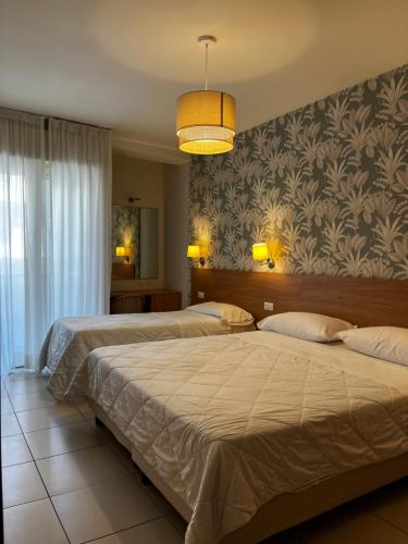 Postel nebo postele na pokoji v ubytování Hotel Majorca sul Mare in centro a Riccione