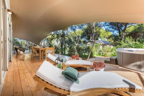 Posezení v ubytování Arena One 99 Glamping