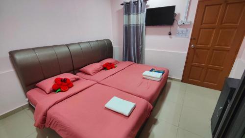 Katil atau katil-katil dalam bilik di Santai Desa Chalet musleem 0nly