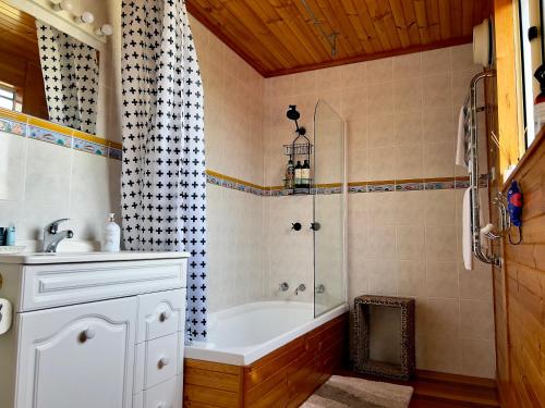 Ein Badezimmer in der Unterkunft House with bay views - St Helens family escape