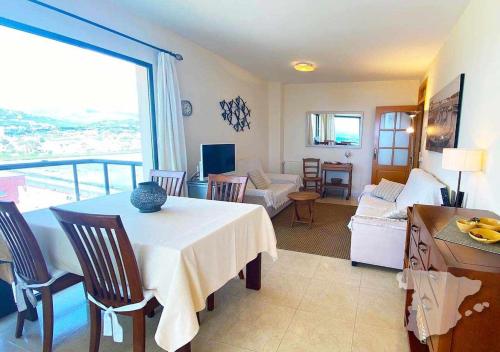 een kamer met een tafel en een woonkamer met uitzicht bij CostaBlancaDreams Morello 5A in Calpe in Calpe