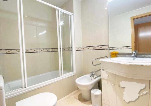 een badkamer met een toilet, een wastafel en een douche bij CostaBlancaDreams Morello 5A in Calpe in Calpe