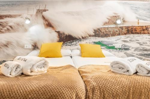 2 camas con toallas en una habitación en Egona -Apartamentos Itxaropena Zarautz, en Zarautz