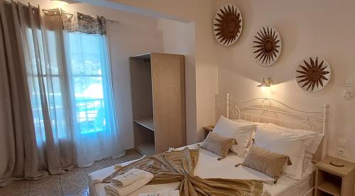 sypialnia z łóżkiem, oknem i lustrami w obiekcie Pension Hara w mieście Patitiri
