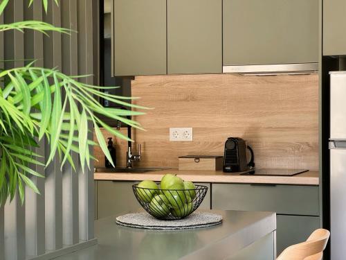 a kitchen with a bowl of apples on a counter at CHE BELLO NATURE in Preveza