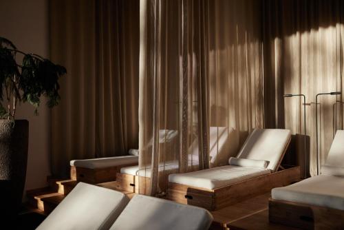 um quarto com três cadeiras de massagem em Saltus em San Genesio Atesino