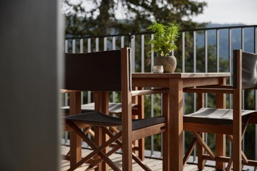 une table et deux chaises sur un balcon dans l'établissement Saltus, à San Genesio Atesino