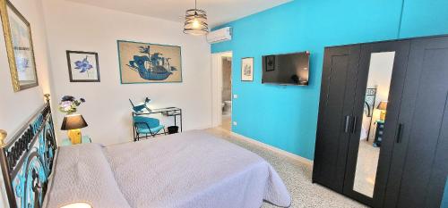 羅馬的住宿－Cecilia Rome House，一间卧室设有一张床和蓝色的墙壁