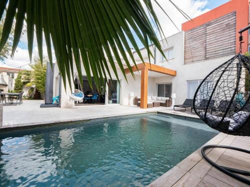 Villa Paradis - climatisation et piscine في مونبلييه: مسبح امام بيت