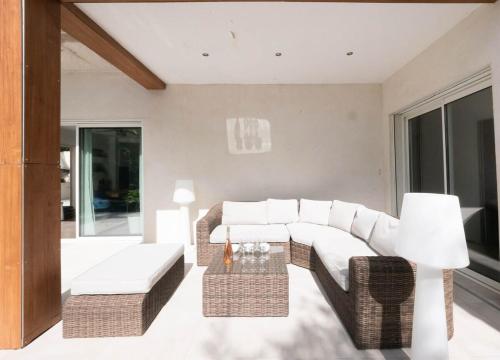Villa Paradis - climatisation et piscine في مونبلييه: غرفة معيشة مع أريكة وطاولة