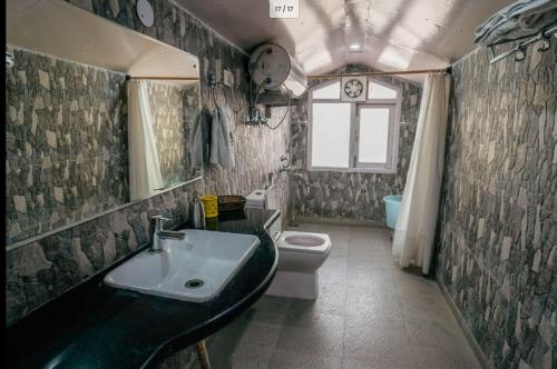 uma casa de banho com um lavatório e um WC em Moonlit Mansion em Shimla