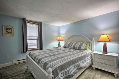 1 Schlafzimmer mit blauen Wänden und 1 Bett mit 2 Lampen in der Unterkunft The Historic Americana - Ground Floor Unit in Hampton