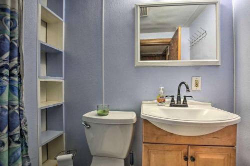 y baño con lavabo, aseo y espejo. en The Historic Americana - Ground Floor Unit, en Hampton